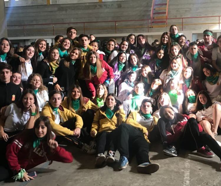 Los alumnos del colegio religioso posaron con los pañuelos de la campaña.