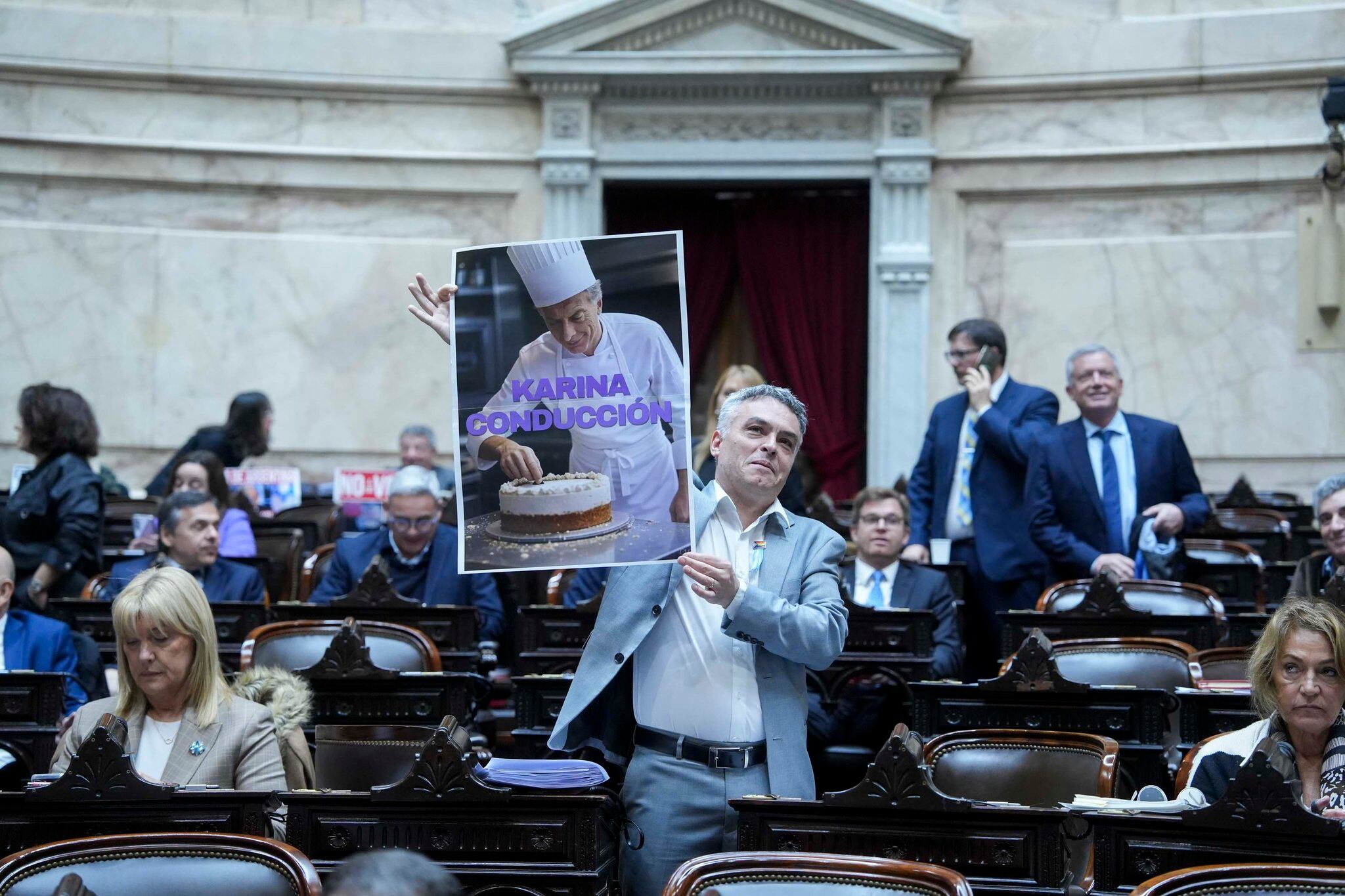 Paulón con la foto con la que fue a la sesión.