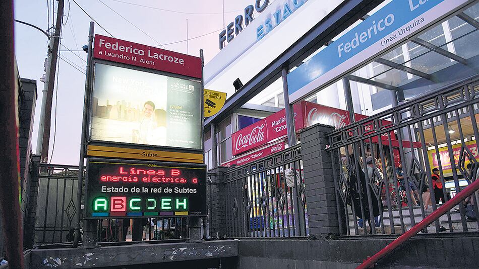 La línea B de subte mostró el impacto del apagón, mientras que las otras líneas sufrieron demoras.