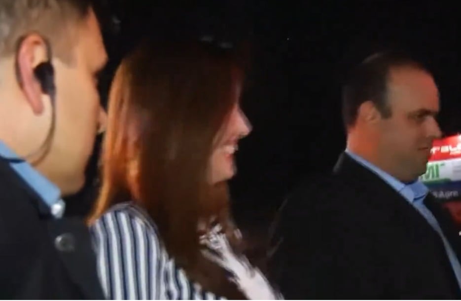 La titular del Senado ingresó al sector de plateas cuando el grupo Los Carabajales brindaba un recital en el tradicional festival cordobés.