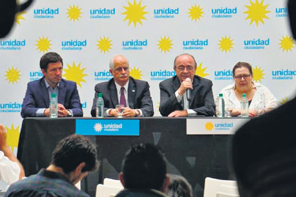 Jorge Taiana y Leopoldo Moreau junto a los apoderados de Unidad Ciudadana.