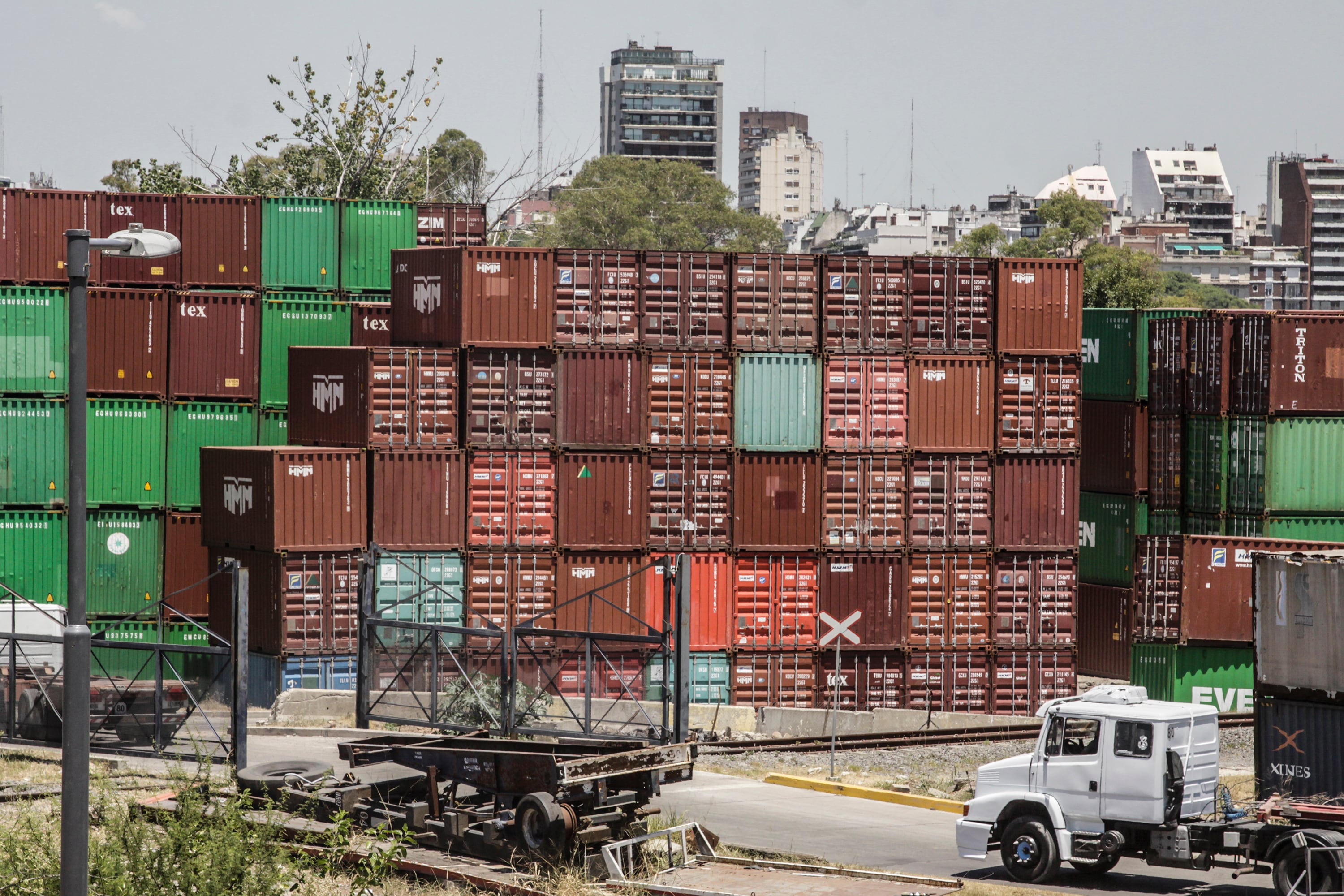 Diciembre cerró con un superávit de 1666 millones de dólares, según Indec.