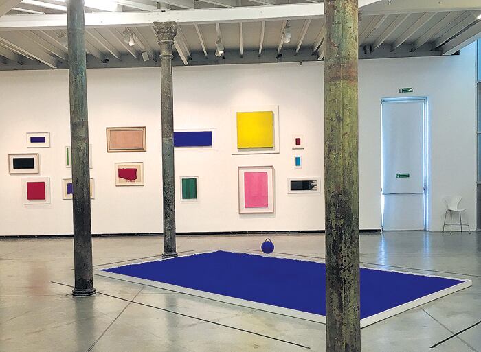 Vista parcial de la sala 2 de la retrospectiva de Yves Klein en la Fundación Proa.