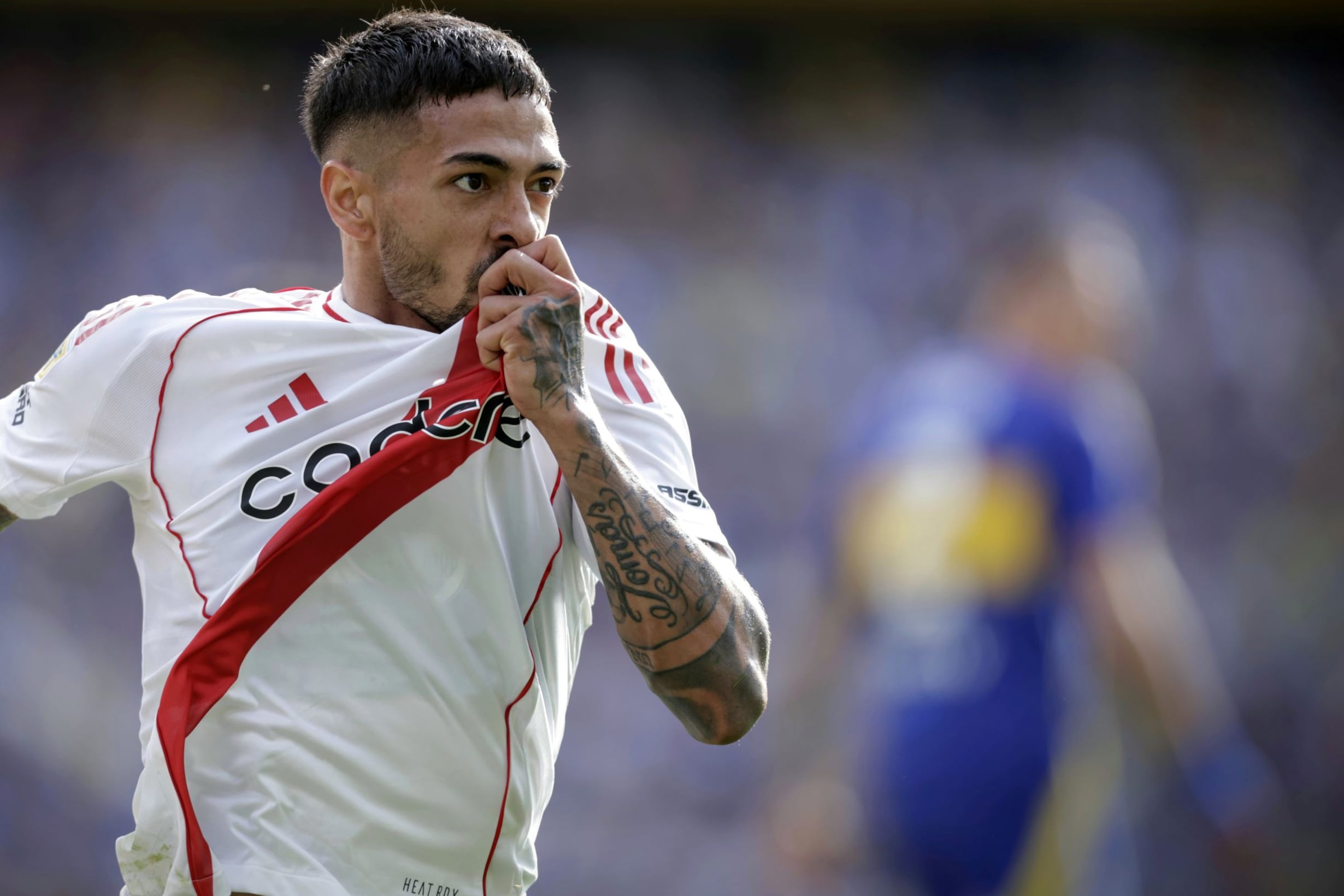 "Manu" se besa el escudo y festeja su tanto