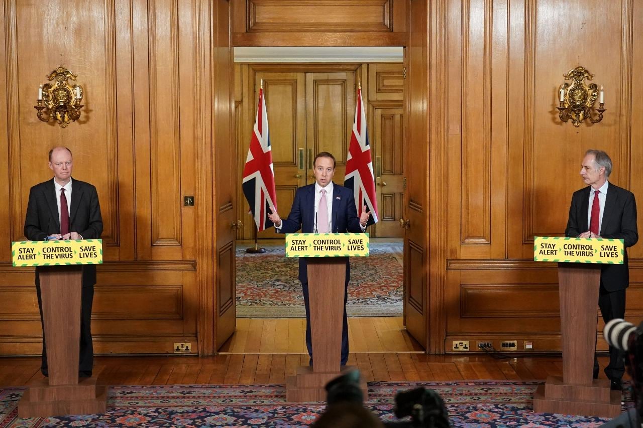 El secretario de Salud Matt Hancock (centro) hace anuncios relacionados con  coronavirus.  