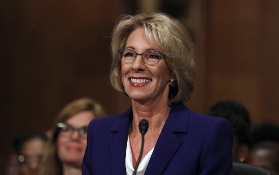 Betsy DeVos, la elegida por Trump para Educación que denosta la enseñanza pública.