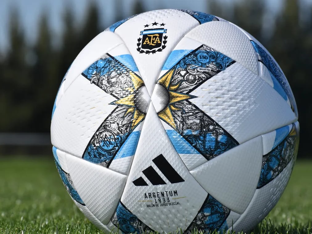 Pelota oficial del fútbol argentino.