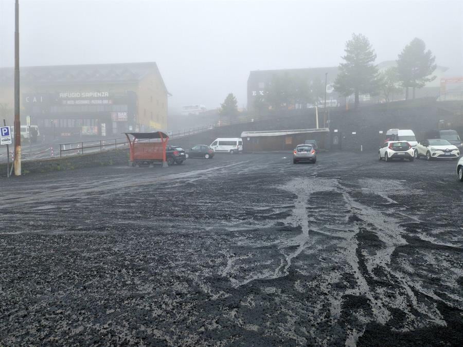 El volcán del monte Etna, en la isla de Sicilia, es el más activo de Europa.