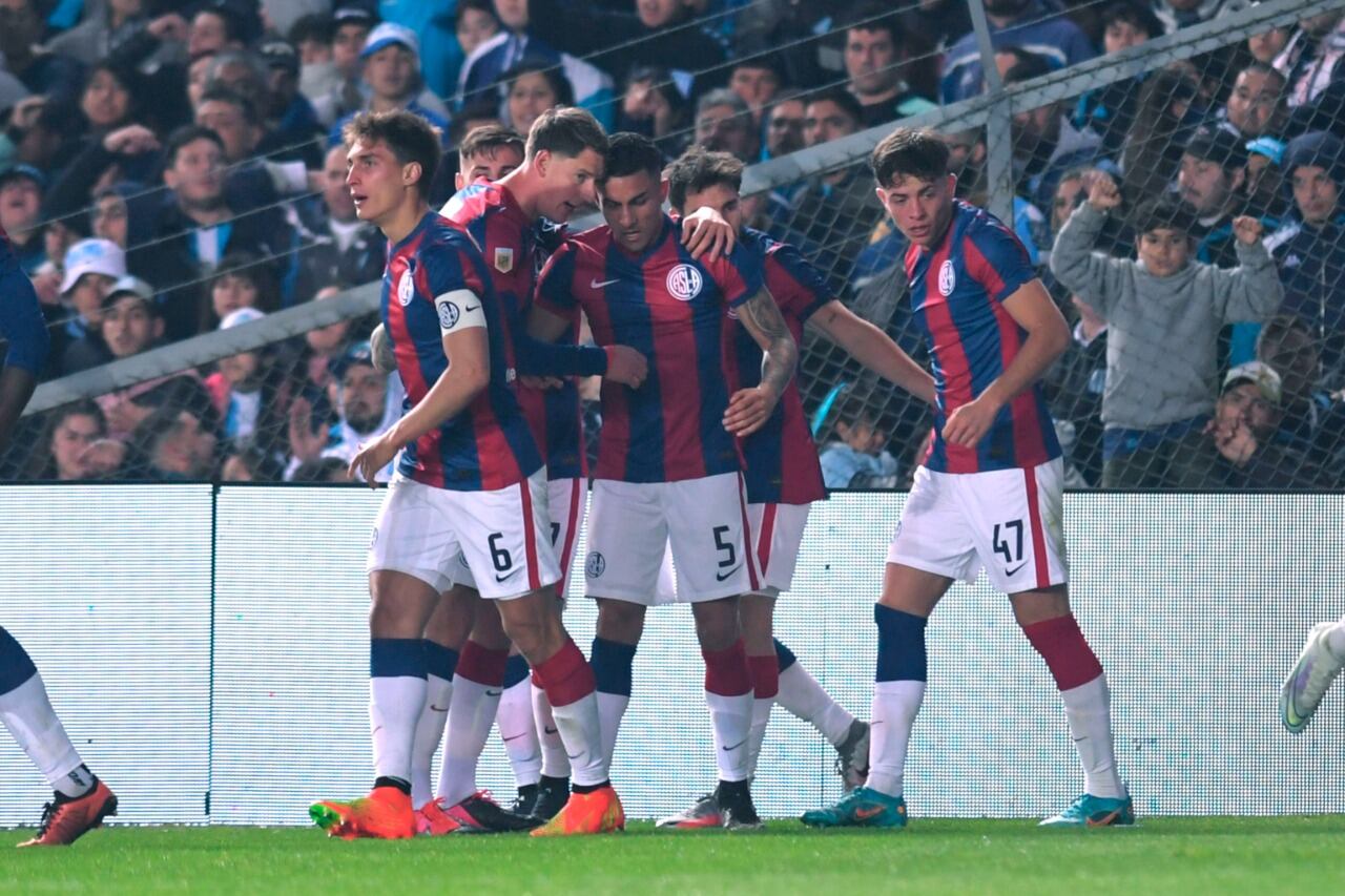 Todos los abrazos son para Méndez, autor del primero del Ciclón ante la Academia