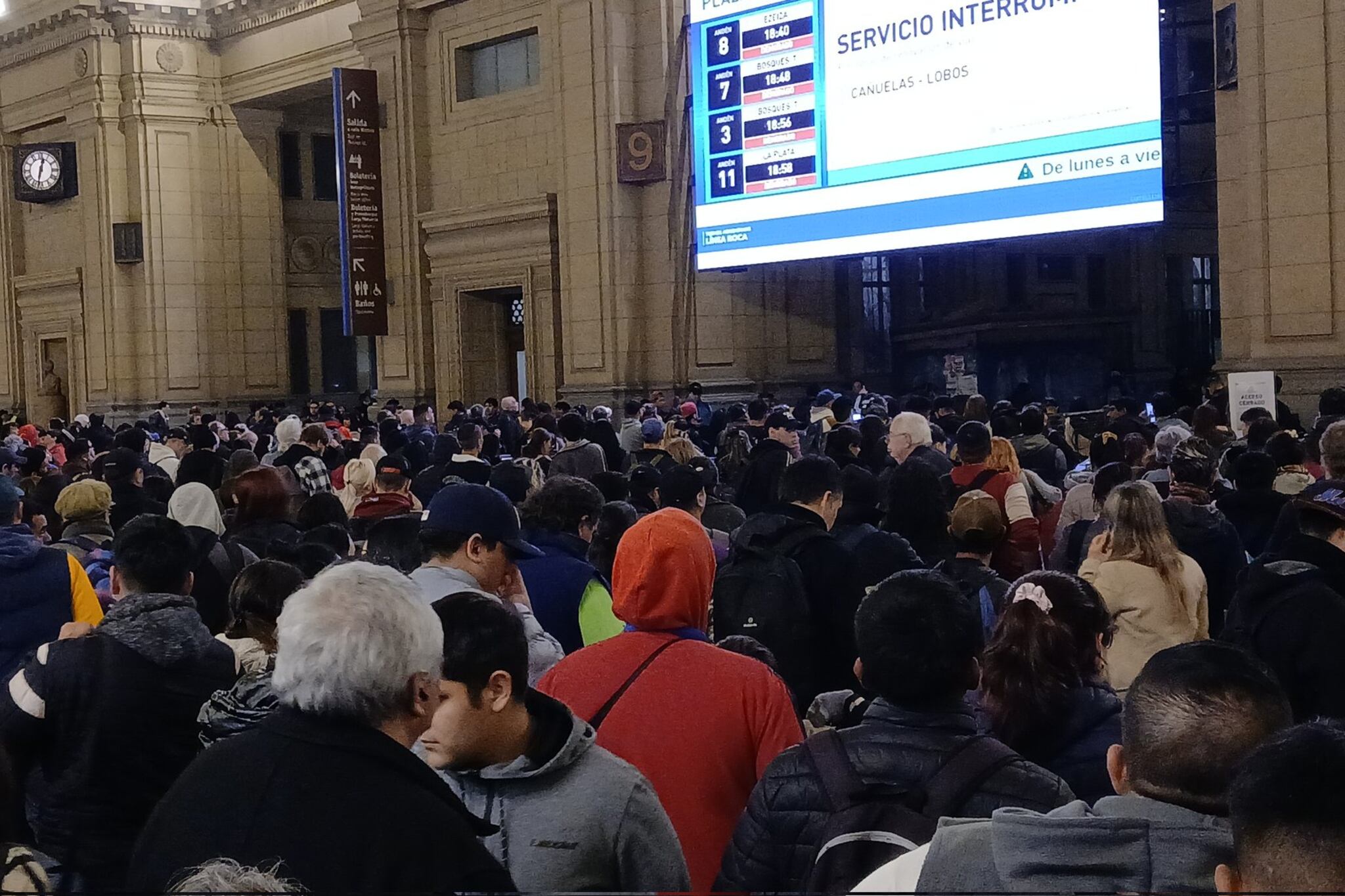 Como consecuencia de este incidente, los trenes solo pueden ingresar a Constitución por la vía N°2, generando una importante reducción en la frecuencia
