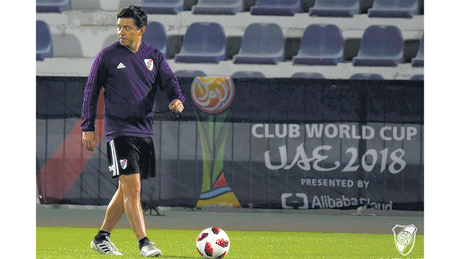 Gallardo observa a sus dirigidos. Sólo confirmó el regreso de Borré al once titular.