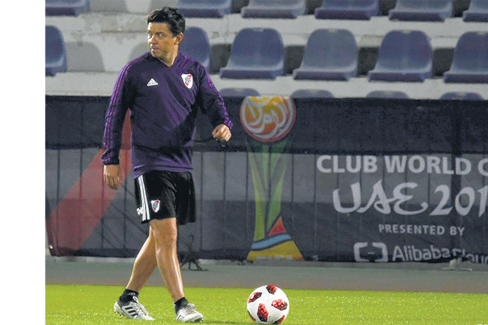 Gallardo observa a sus dirigidos. Sólo confirmó el regreso de Borré al once titular.