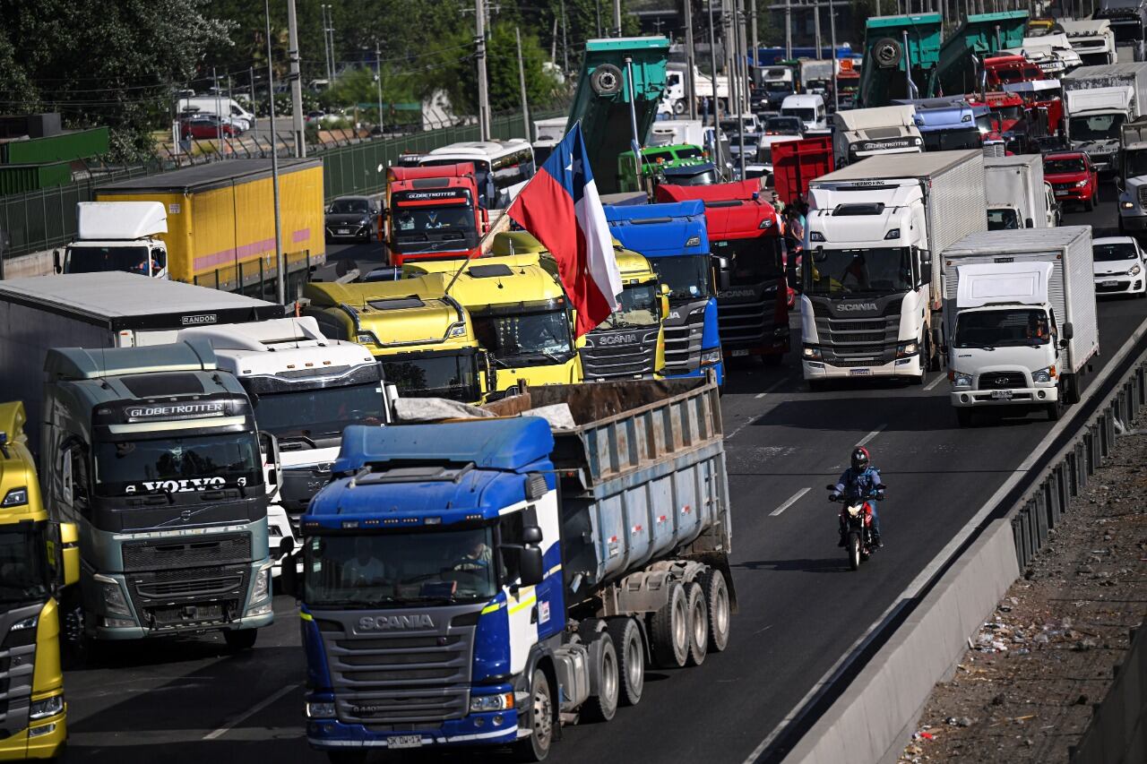 Camiones bloquean parcialmente la ruta 5 en la entrada a Santiago.