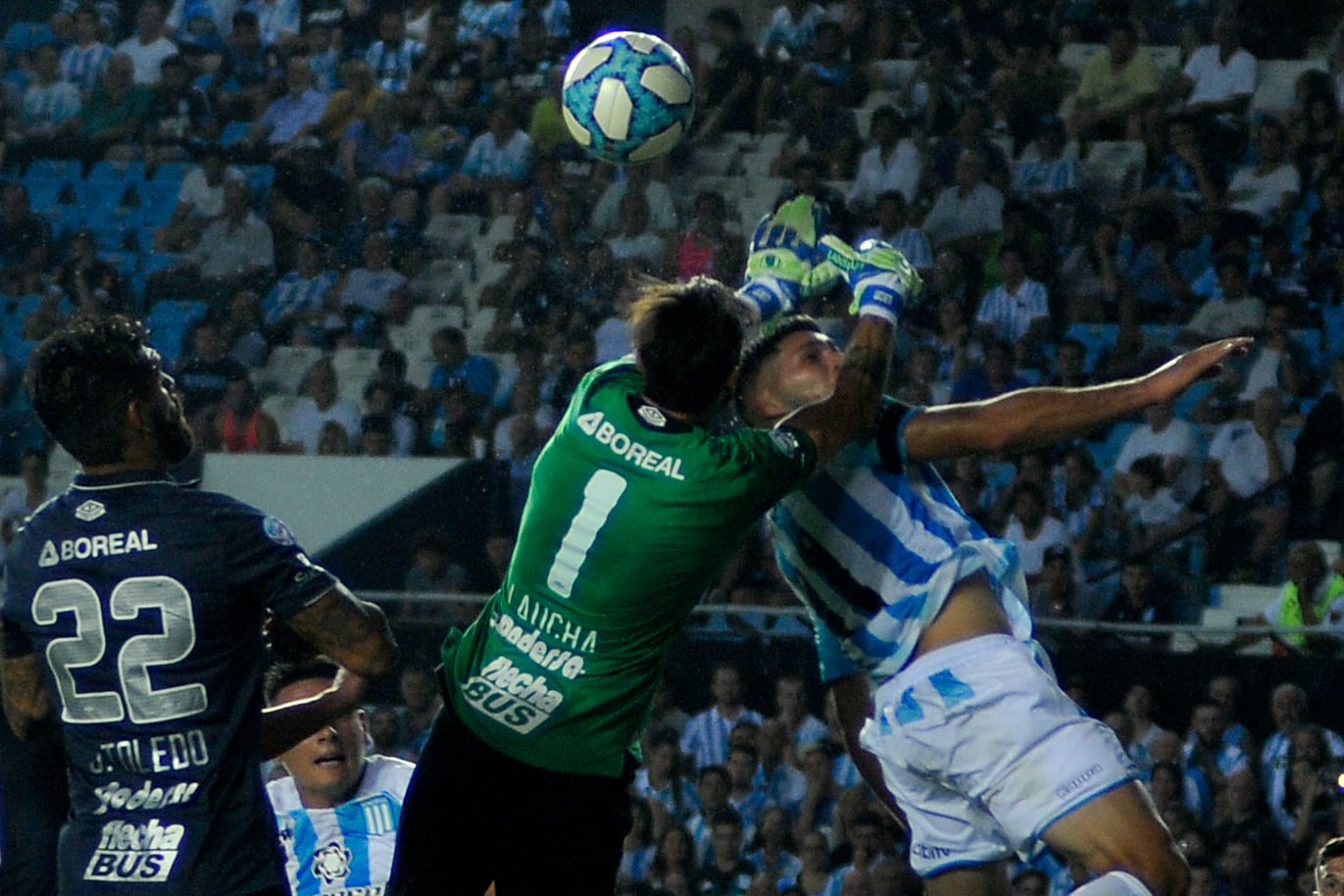Lucchetti va arriba a pelear la pelota con Martínez.