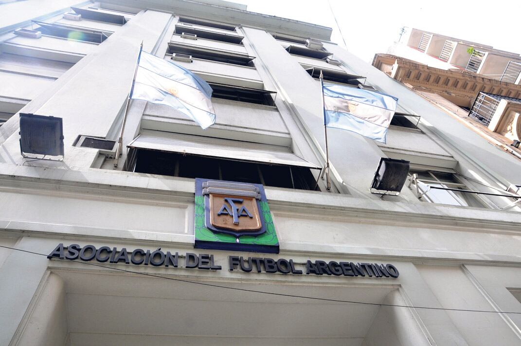 Los dirigentes se reunieron en la AFA y escribieron un documento.