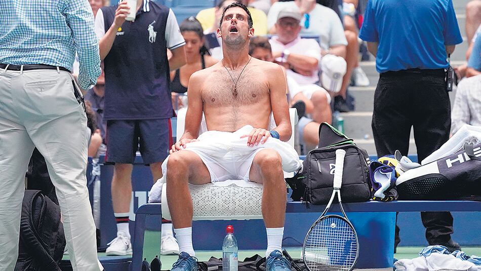 Novak Djokovic con muestras de agobio durante su partido.