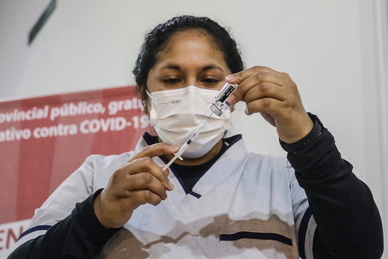 Con la inscripción en CABA y la citación en Provincia de Buenos Aires de muchos jóvenes de 18 años, se va llegando al final de la aplicación de la primera dosis de la vacuna anti covid para toda la población adulta que se inscribió. 