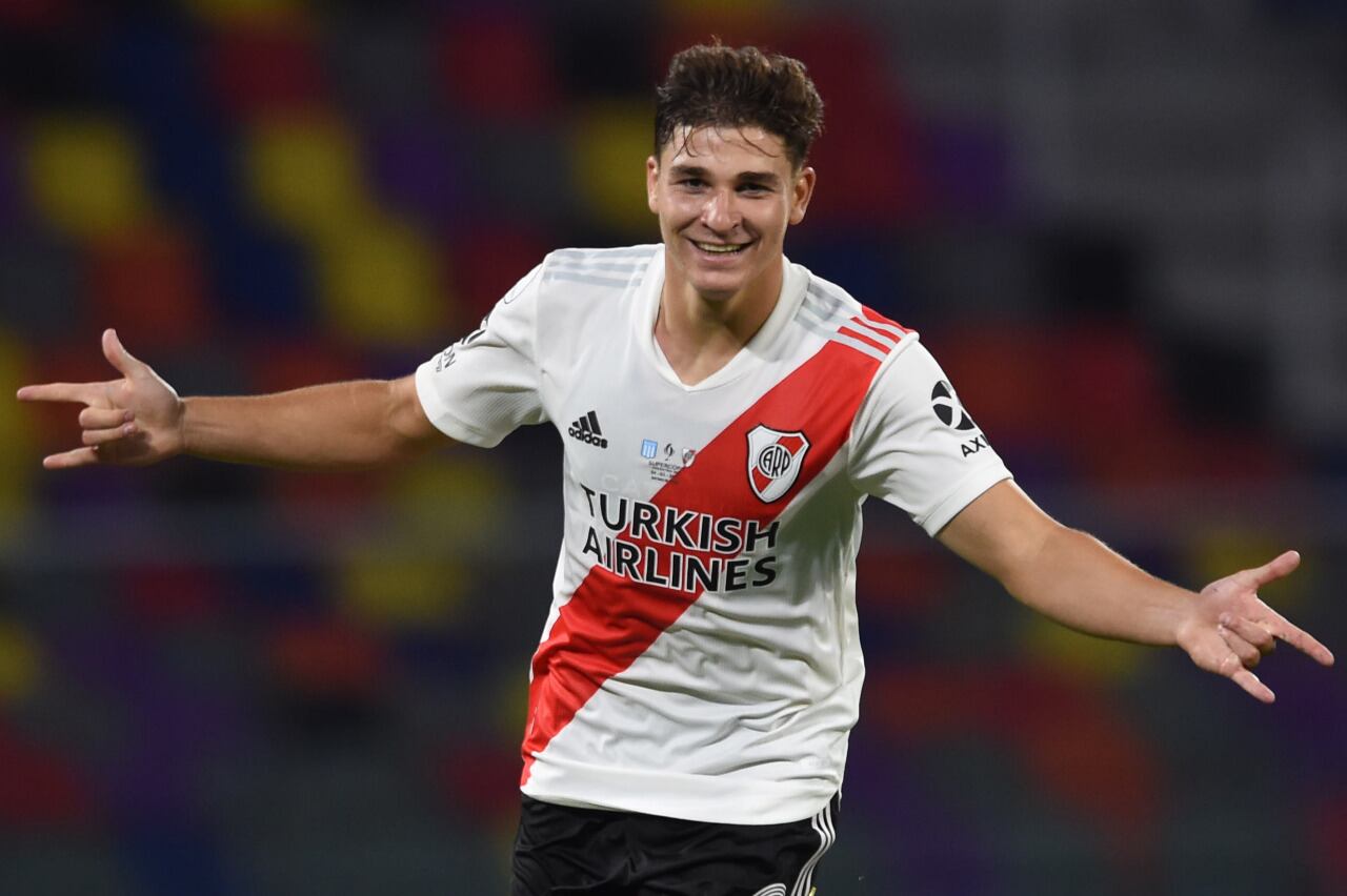 En 2021 Julián Álvarez ganó con River a Liga Argentina y el Trofeo de Campeones y fue parte del plantel campeón de la Copa América con la Selección argentina.