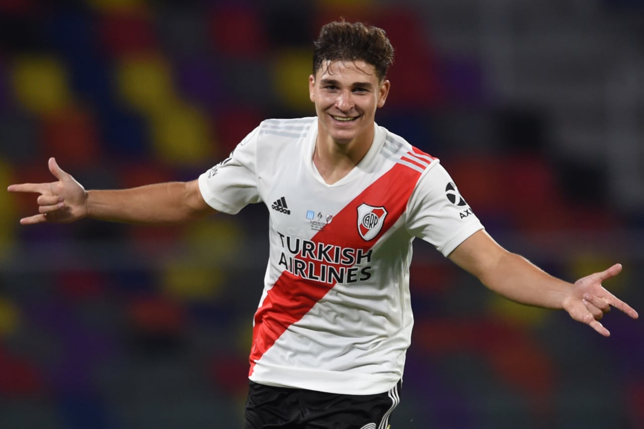 En 2021 Julián Álvarez ganó con River a Liga Argentina y el Trofeo de Campeones y fue parte del plantel campeón de la Copa América con la Selección argentina.