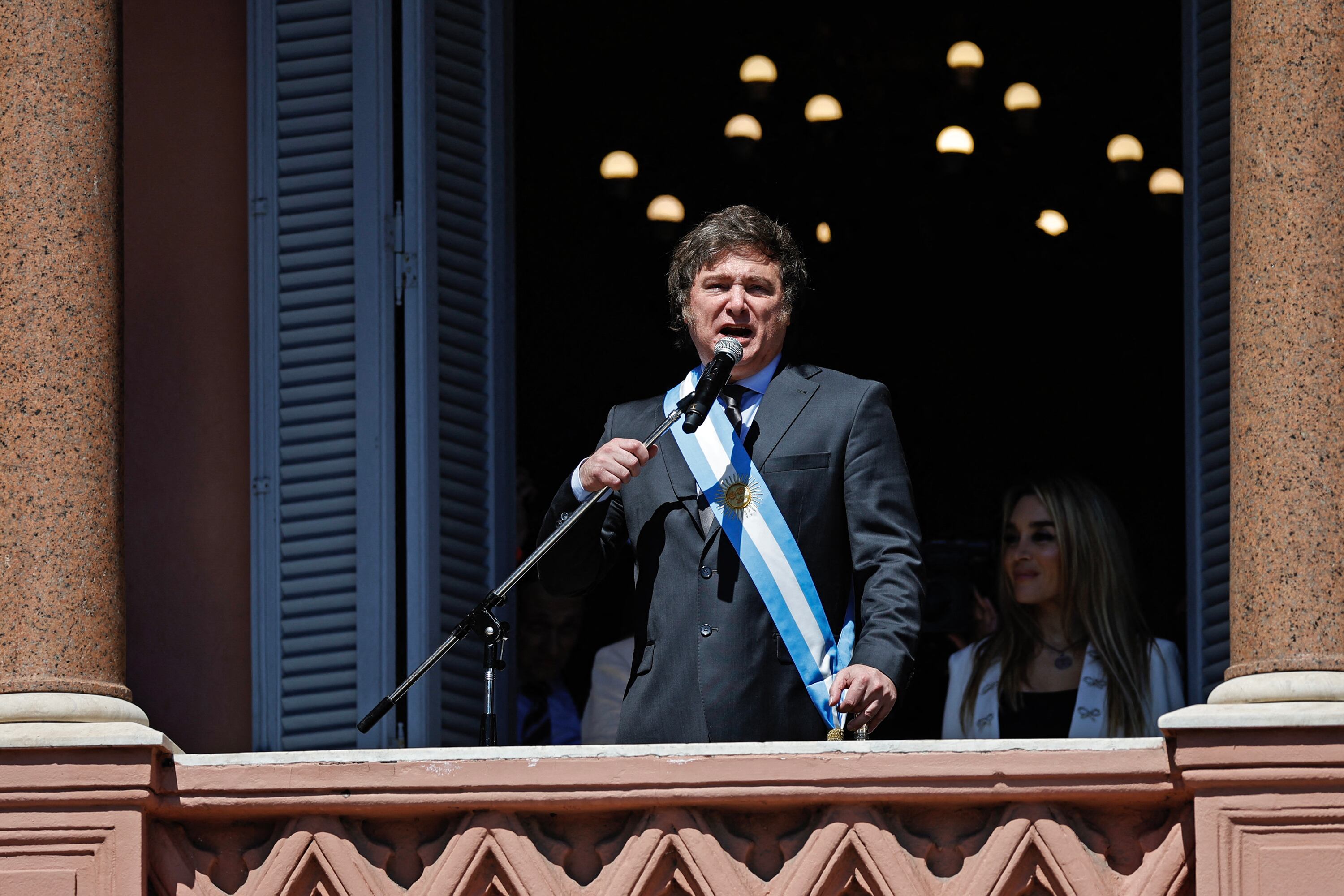 Milei estrenó su balcón al grito de "¡Viva la libertad, carajo!".