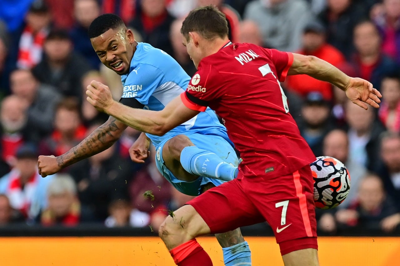 Gabriel Jesus remata ante Milner; empataron Liverpool y el City