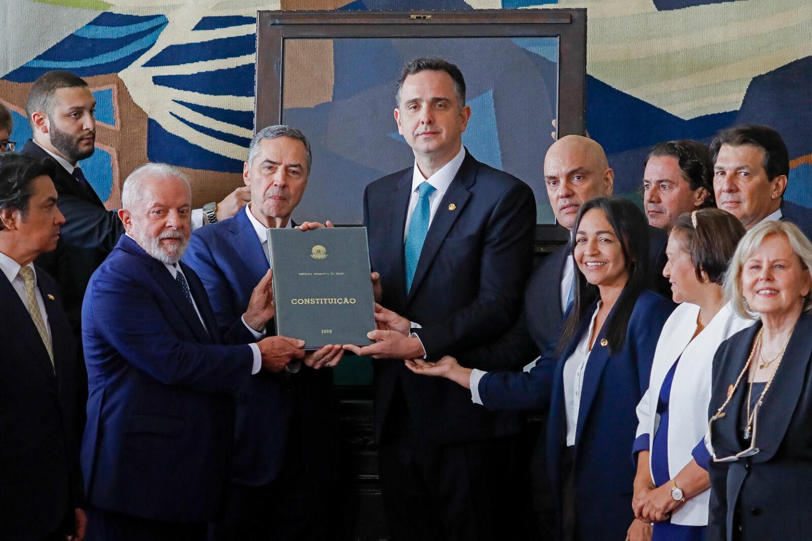 Los tres poderes de Brasil repudian el intento de golpe.