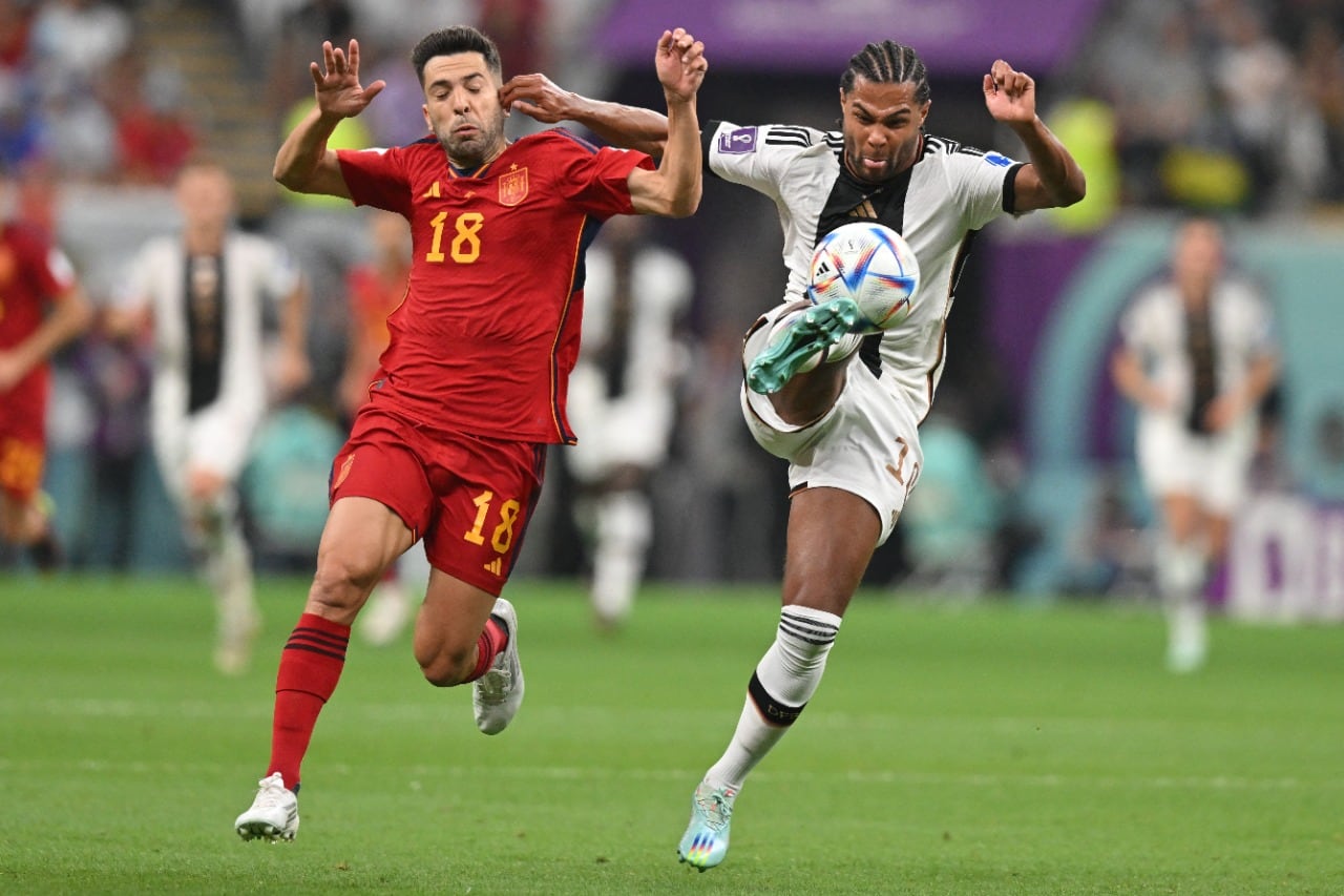 El alemán Gnabry intenta escapar de la marca de Alba