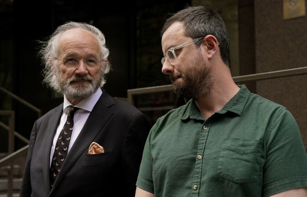 John y Gabriel Shipton, padre y hermano de Julian Assange, encabezaron este domingo una conferencia de prensa frente al consulado británico en Manhattan, Estados Unidos. Foto: AFP.
