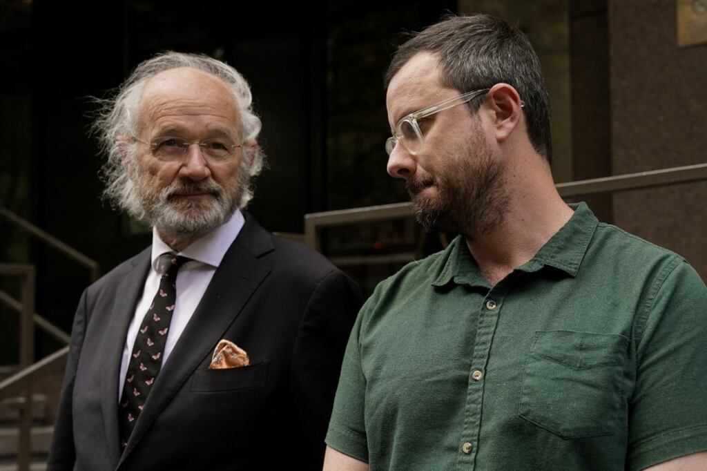 John y Gabriel Shipton, padre y hermano de Julian Assange, encabezaron este domingo una conferencia de prensa frente al consulado británico en Manhattan, Estados Unidos. Foto: AFP.