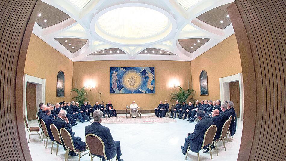 Francisco se reunió con los 34 obispos chilenos y los llamó a meditar; hoy vuelve a verlos.