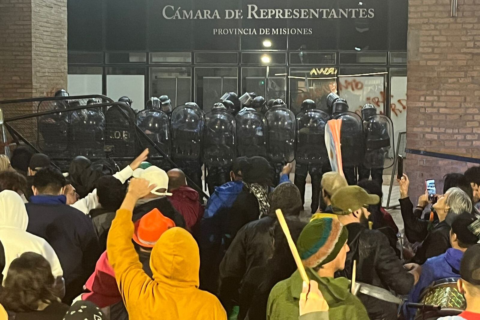 Los manifestantes fueron recibidos por la policía frente a la Cámara de Representantes de Misiones vallada.