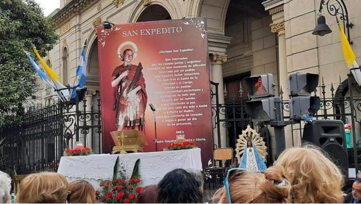 Miles de fieles se acercan al santuario de San Expedito en Balvanera. Imagen. @agenciaica.