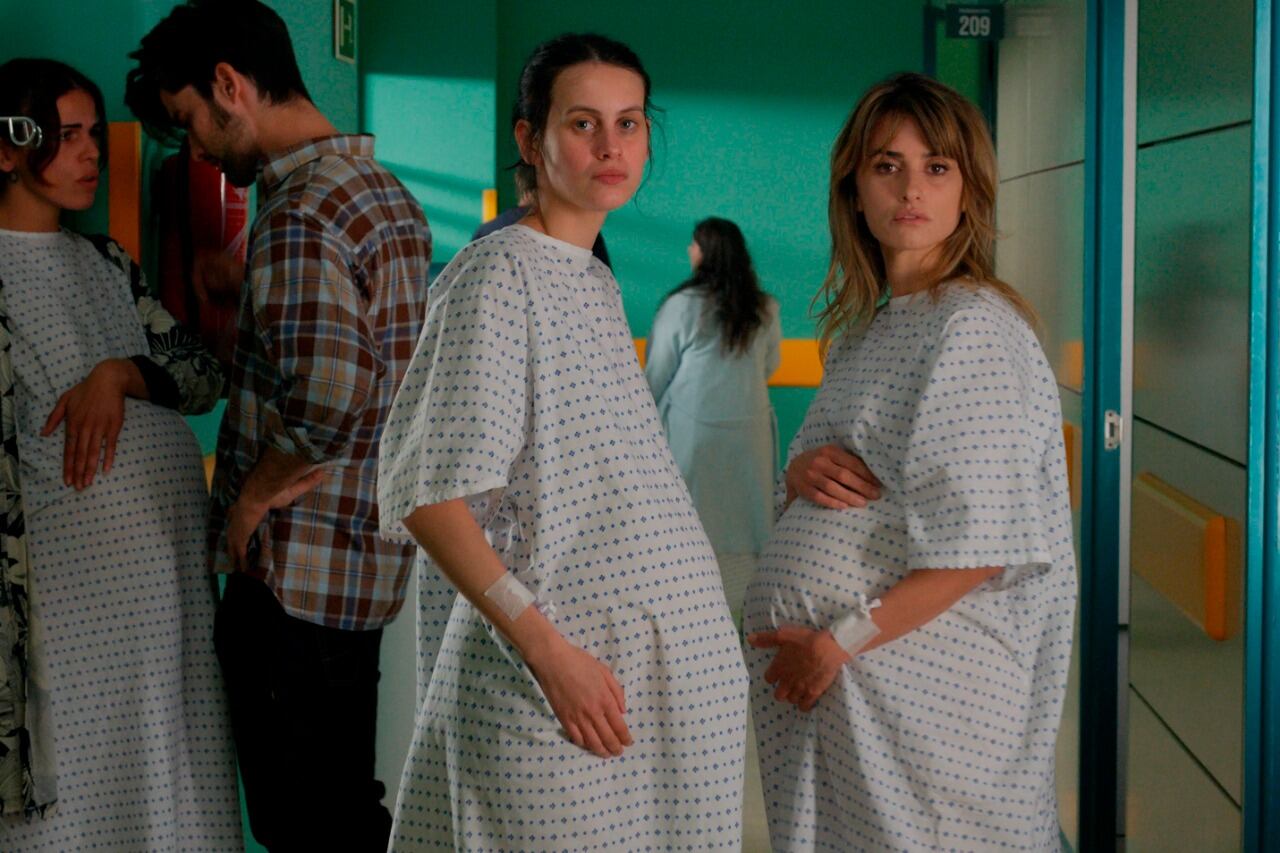 Milena Smit y Penélope Cruz, en una de las historias de Almodóvar.