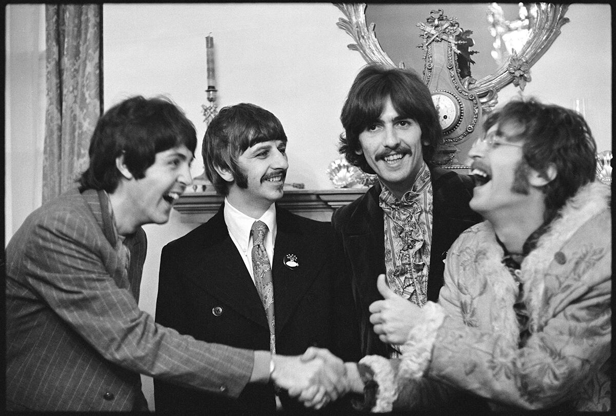 The Beatles en casa de Brian Epstein en Belgravia, durante el lanzamiento de Sgt Pepper’s Lonely Hearts Club Band. Londres, 1967.