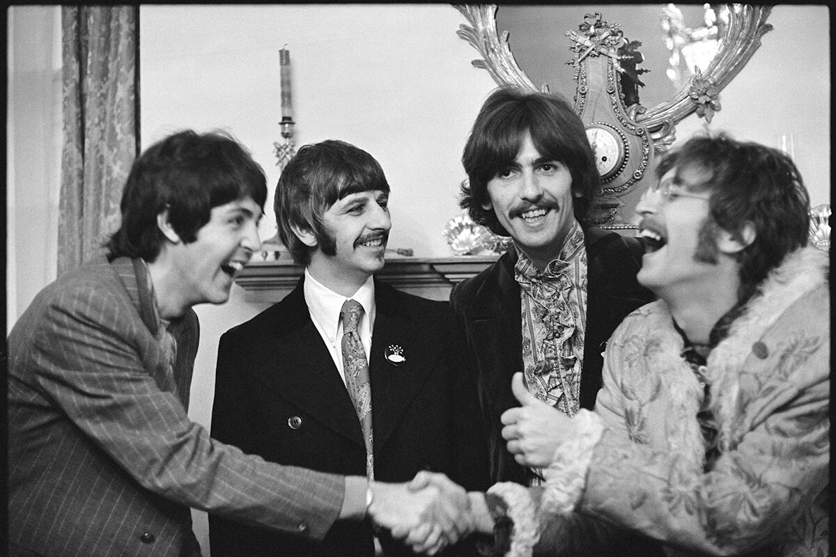The Beatles en casa de Brian Epstein en Belgravia, durante el lanzamiento de Sgt Pepper’s Lonely Hearts Club Band. Londres, 1967.