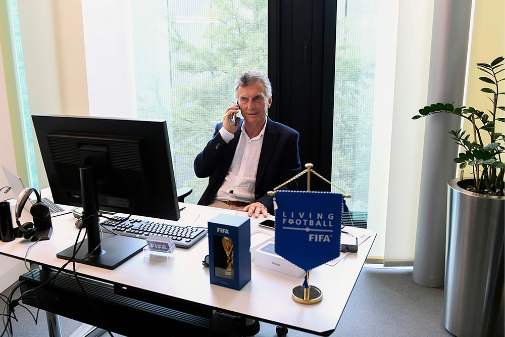 Mauricio Macri en Suiza estrenó oficina y celular de la FIFA.