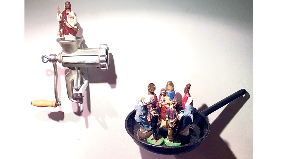 Objetos de León Ferrari expuestos en La Tribu. La jaula con gatos (abajo) se exhibe por primera vez.