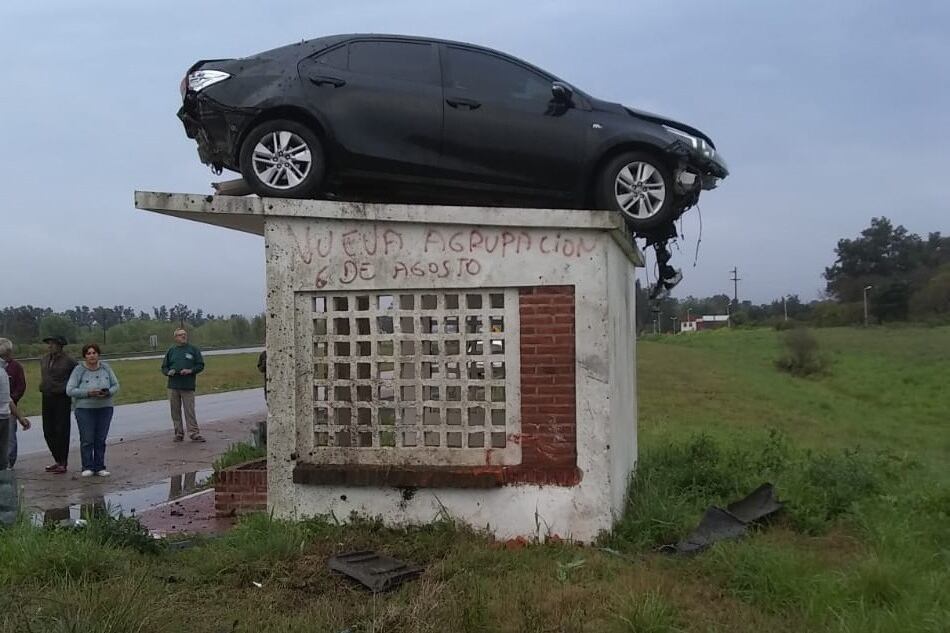 Un auto despistó y quedó arriba de una garita de colectivos en la ruta 14, a la altura del ingreso a Colonia Hughes.