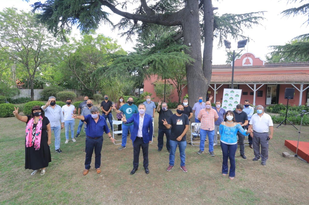 Gray los representantes gremiale,s tras la firma del convenio. 