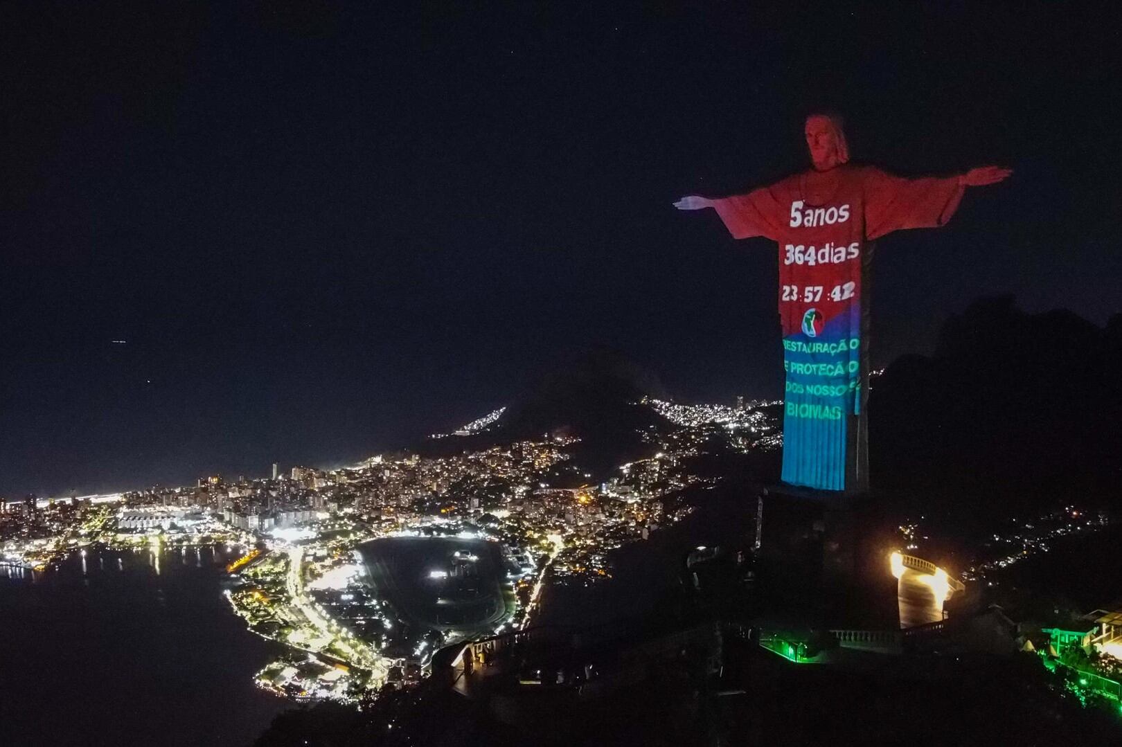 El emblemático monumento de Río, alertando sobre el medioambiente