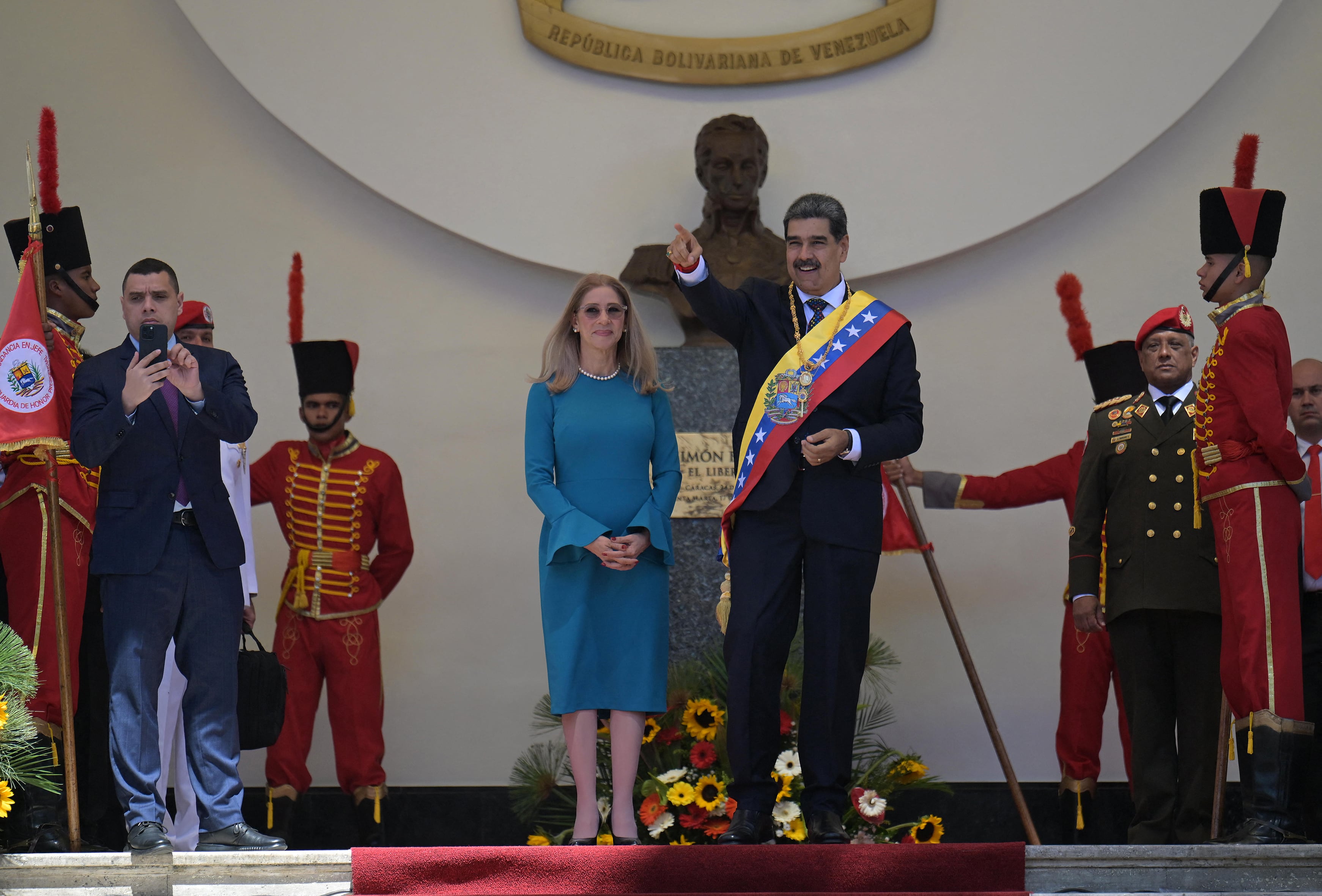 Nicolás Maduro llegó a la ceremonia en la Asamblea Nacional junto a su esposa Cilia Flores