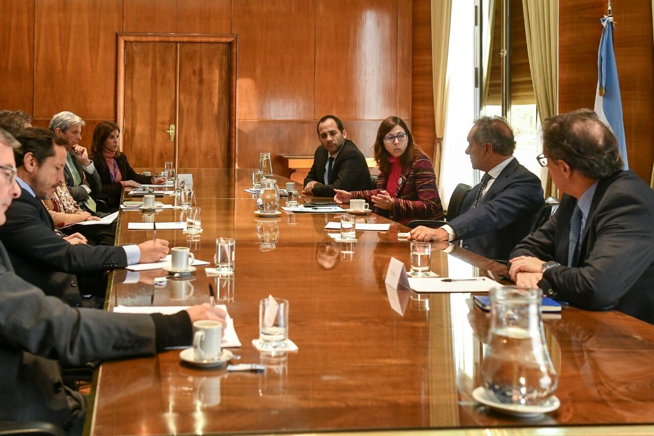 A la derecha, Pollera, Batakis, Scioli y Pesce, en la reunión con alimenticias.