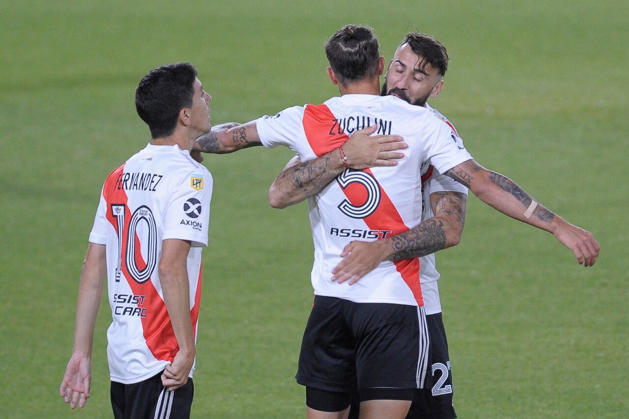 Pratto saluda a Zuculini, que abrió el marcador en Avellaneda.