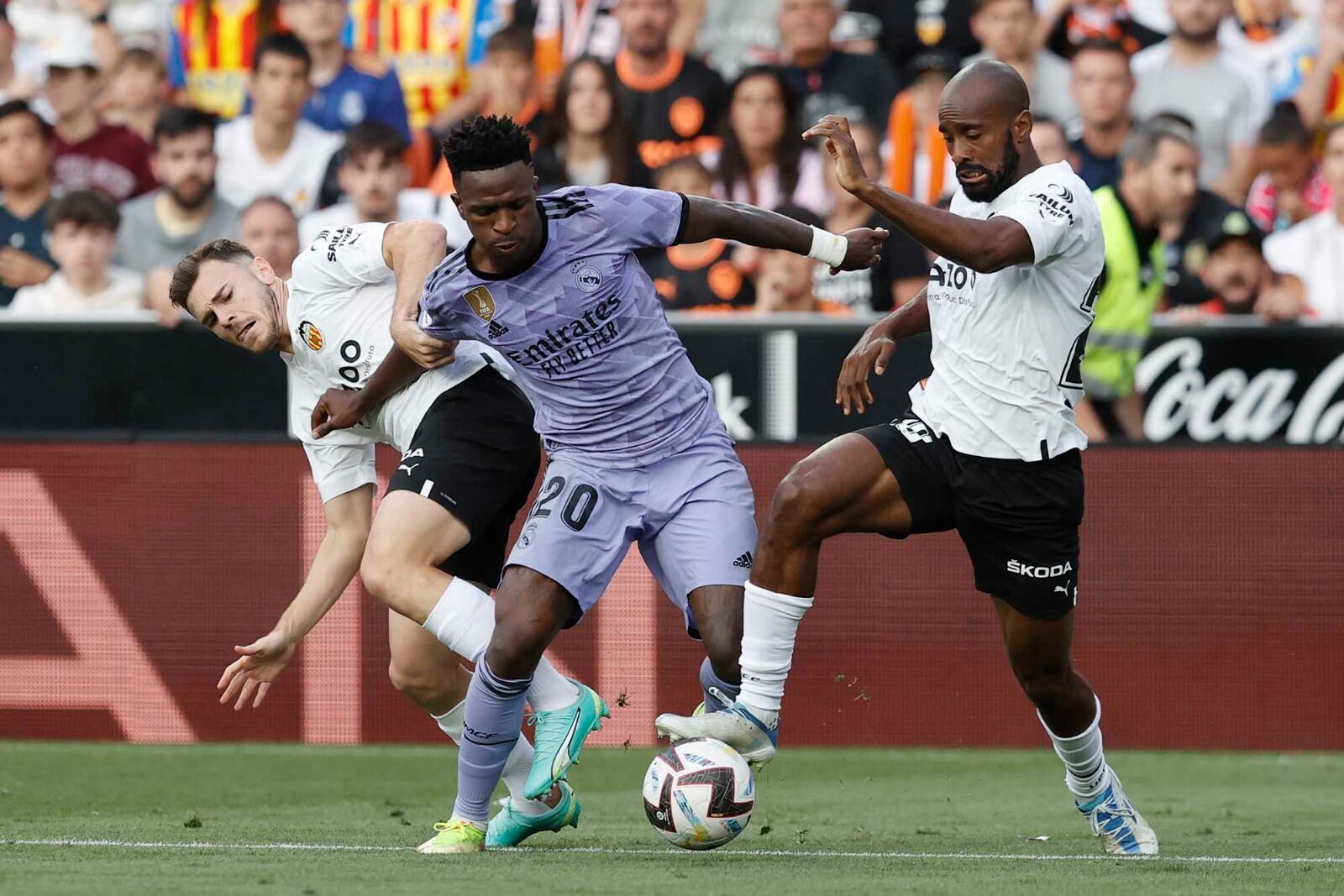 Vini Jr esquiva a dos jugadores del Valencia. Luego se iría expulsado