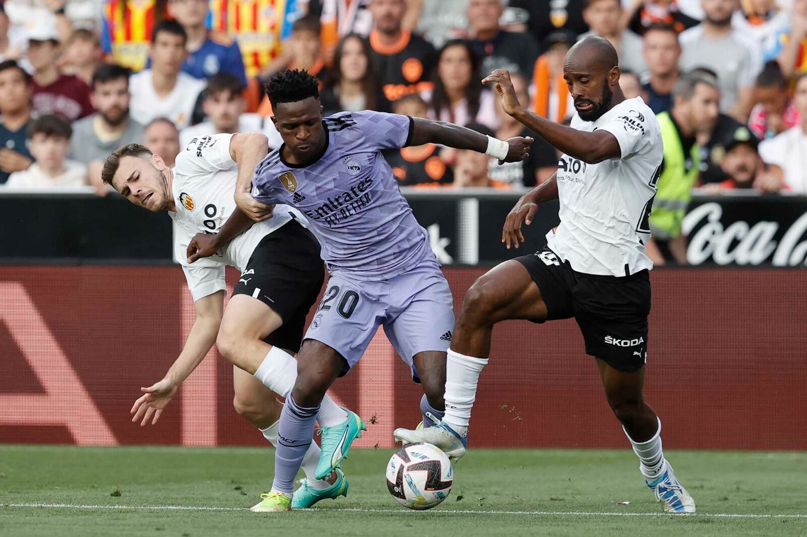 Vini Jr esquiva a dos jugadores del Valencia. Luego se iría expulsado