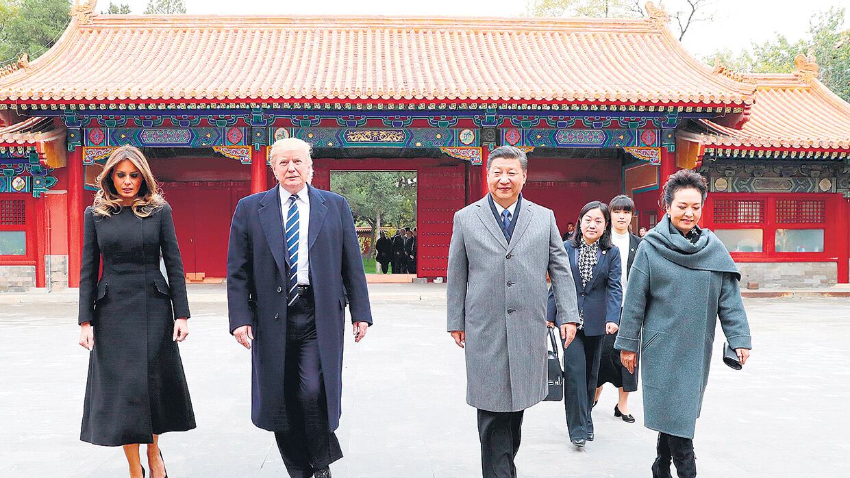 Trump y Xi, junto a sus esposas Melania y Peng, ingresan a la Ciudad Prohibida para asistir a un espectáculo.