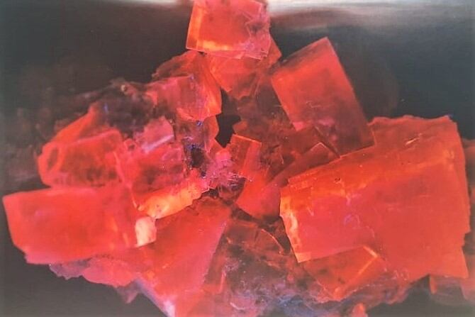 Halita (Czecusita). Las inclusiones de litio
y potasio le dan este color.