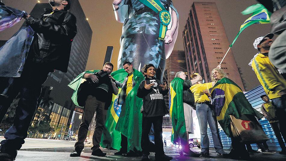 Seguidores del militar Bolsonaro instalaron un muñeco gigante en la avenida Paulista en San Pablo.