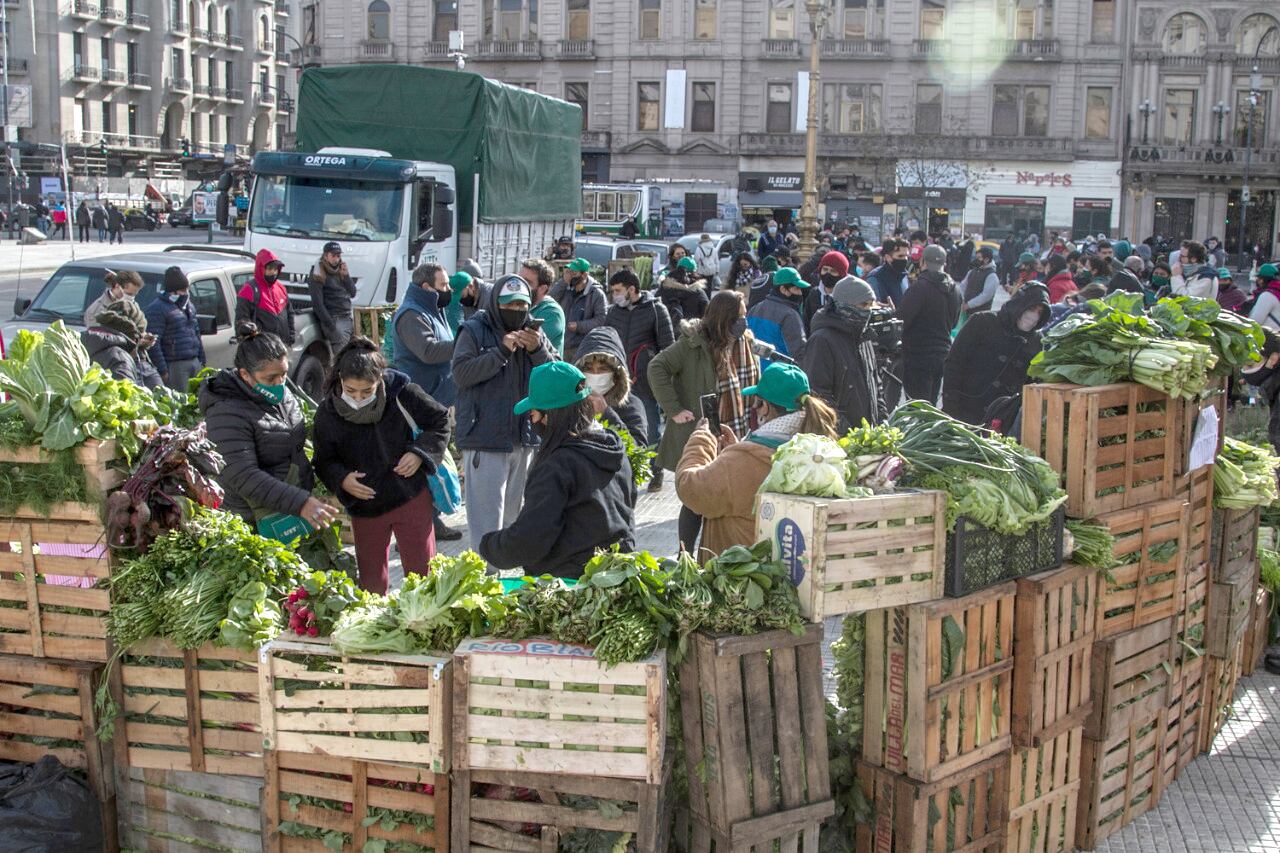 Con un Verdurazo frente al Congreso en el que regalaron 10 mil kilos de mercadería, los productores de la UTT reclamaron a los diputados que den tratamiento a la Ley de acceso a la tierra.