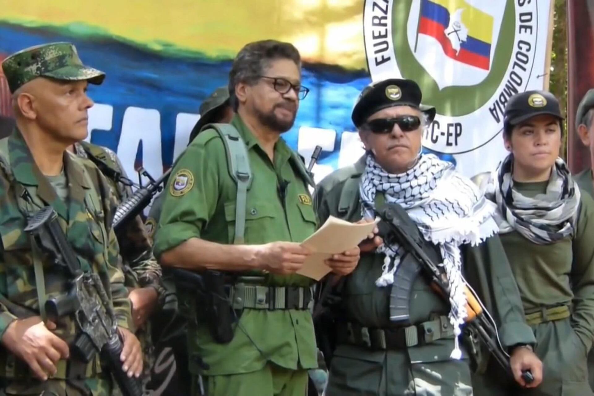 La retomada de las armas de una facción de las Farc generó un cruce entre Bogotá y Caracas.